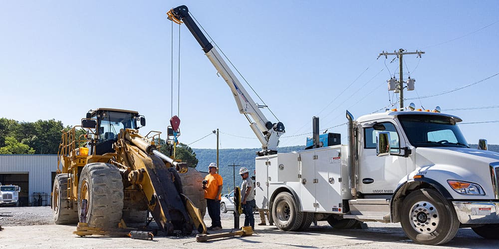 Stellar TMAX™ 2 mechanic truck with 12621 hydraulic service crane lifting equipment on a jobsite